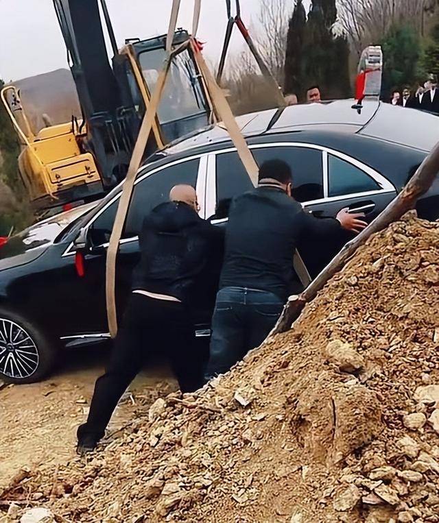 已挖出!辽8888百万奔驰陪葬涉多项违法 已挖出!辽8888百万奔驰陪葬涉多项违法