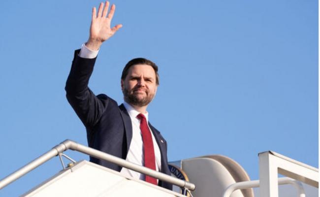 范斯搭乘空军二号回国 留下“最终且最佳提议” 范斯搭乘空军二号回国 留下“最终且最佳提议”