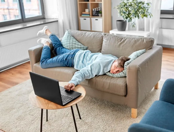 最新调查:近三分二这代美国人在“啃老” 最新调查:近三分二这代美国人在“啃老”