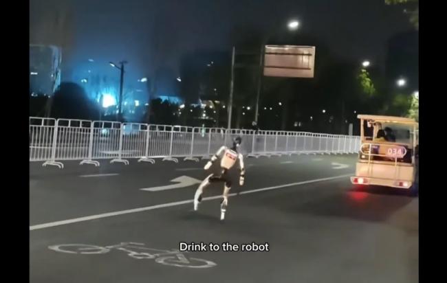 原地爆炸 北京机器人马拉松赛网笑翻 原地爆炸 北京机器人马拉松赛网笑翻