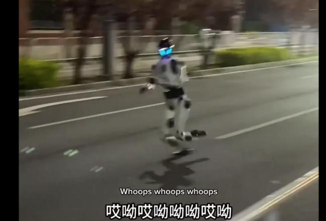 原地爆炸 北京机器人马拉松赛网笑翻 原地爆炸 北京机器人马拉松赛网笑翻