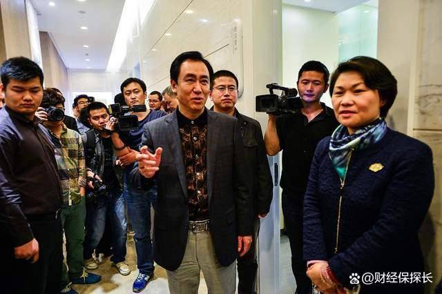 最后的疯狂:许家印被抓捕时的失控三秒钟 最后的疯狂:许家印被抓捕时的失控三秒钟