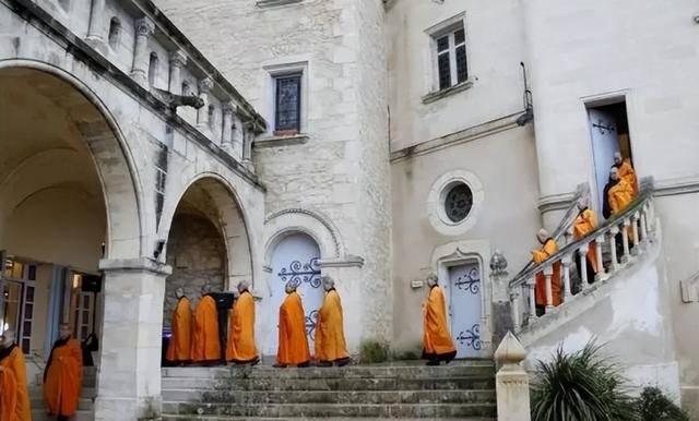 中国富豪强拆佛寺建会所,三年后与儿异国坠机亡 中国富豪强拆佛寺建会所,三年后与儿异国坠机亡