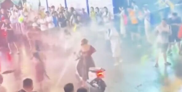 云南泼水节乱象 令人吃惊 云南泼水节乱象 令人吃惊