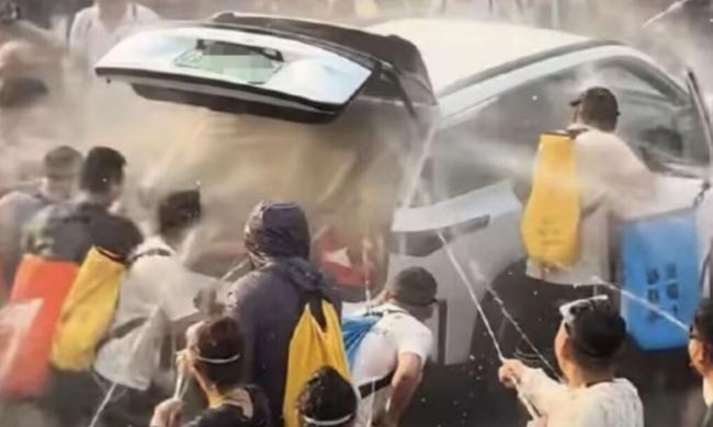 云南泼水节乱象 令人吃惊 云南泼水节乱象 令人吃惊