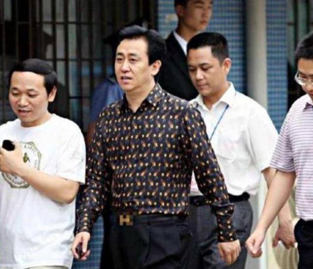 公开认罪后,人民日报对许家印称呼变了 公开认罪后,人民日报对许家印称呼变了