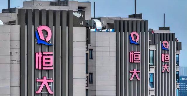 公开认罪后,人民日报对许家印称呼变了 公开认罪后,人民日报对许家印称呼变了