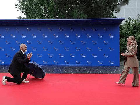 单膝跪地,2米高总理再度跪迎梅洛尼 单膝跪地,2米高总理再度跪迎梅洛尼