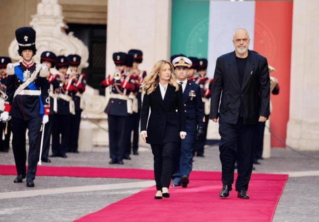 单膝跪地,2米高总理再度跪迎梅洛尼 单膝跪地,2米高总理再度跪迎梅洛尼