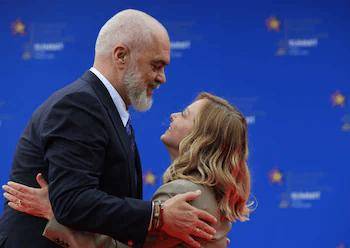 单膝跪地,2米高总理再度跪迎梅洛尼 单膝跪地,2米高总理再度跪迎梅洛尼