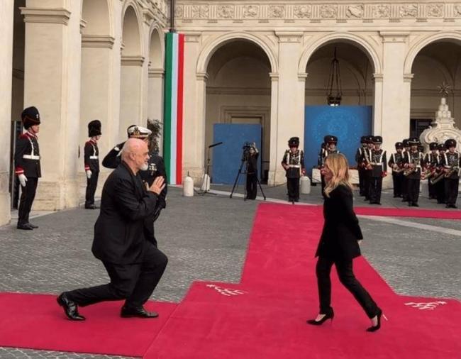 单膝跪地,2米高总理再度跪迎梅洛尼 单膝跪地,2米高总理再度跪迎梅洛尼