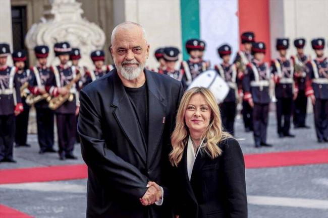 单膝跪地,2米高总理再度跪迎梅洛尼 单膝跪地,2米高总理再度跪迎梅洛尼