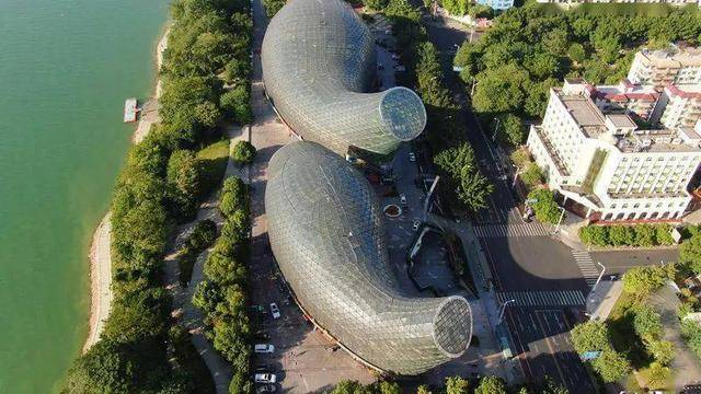 中国十大奇葩建筑:佛跳墙一天被拆,大夜壶上榜 中国十大奇葩建筑:佛跳墙一天被拆,大夜壶上榜