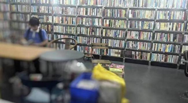 深圳“9元1斤”书店火了! 有人一次买走1吨 深圳“9元1斤”书店火了! 有人一次买走1吨