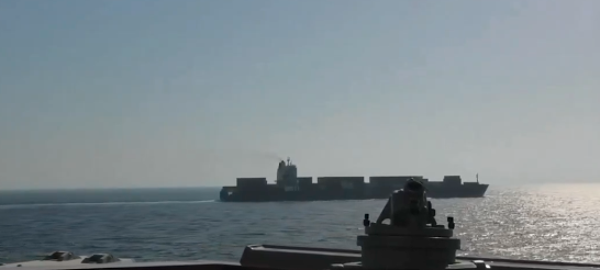 伊朗货轮要突破封锁 遭美军“打出一个洞”扣押 伊朗货轮要突破封锁 遭美军“打出一个洞”扣押