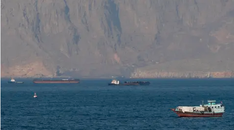 霍尔木兹再度关闭 伊朗划定新航线 扬言报复美国 霍尔木兹再度关闭 伊朗划定新航线 扬言报复美国