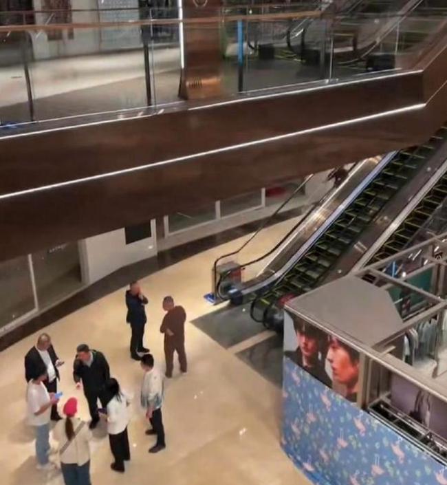 女子从万达广场4楼坠亡 疑似死者身份流出 女子从万达广场4楼坠亡 疑似死者身份流出