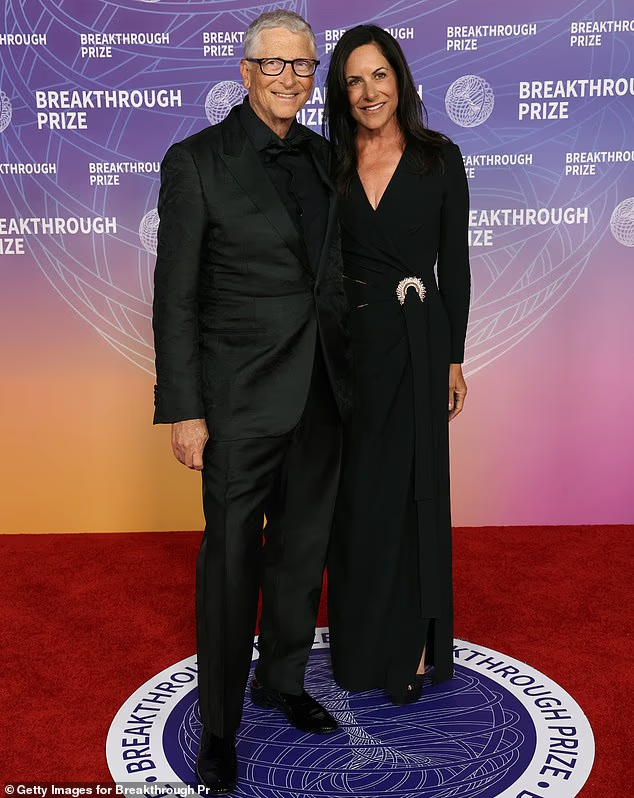 邓文迪闪耀科学奖红毯,与黄仁勋比尔·盖茨同台 邓文迪闪耀科学奖红毯,与黄仁勋比尔·盖茨同台