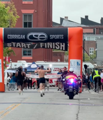 疯传:马拉松选手接近终点线时做这事…结果傻眼 疯传:马拉松选手接近终点线时做这事…结果傻眼