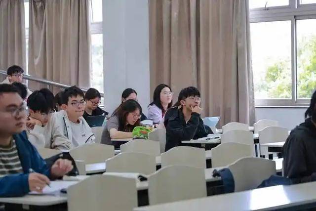 2032年,中国高校将迎毁灭式峰值时刻 2032年,中国高校将迎毁灭式峰值时刻