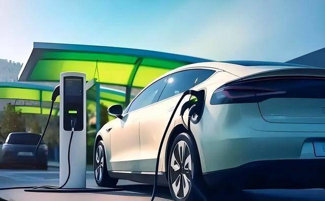 开油车的笑了,开电车的慌了?2026油电新政实锤 开油车的笑了,开电车的慌了?2026油电新政实锤