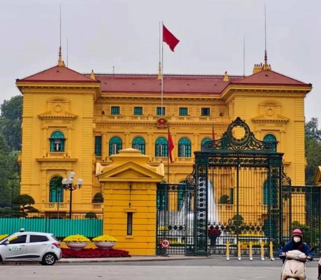 越南的两面:白天的革命红旗,夜晚的疯狂西贡 越南的两面:白天的革命红旗,夜晚的疯狂西贡