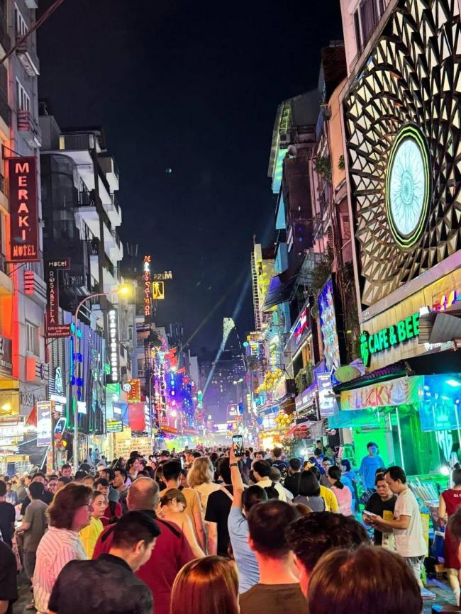 越南的两面:白天的革命红旗,夜晚的疯狂西贡 越南的两面:白天的革命红旗,夜晚的疯狂西贡