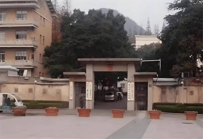 这张百强县破旧大院照片,让多少豪华政府楼脸红 这张百强县破旧大院照片,让多少豪华政府楼脸红