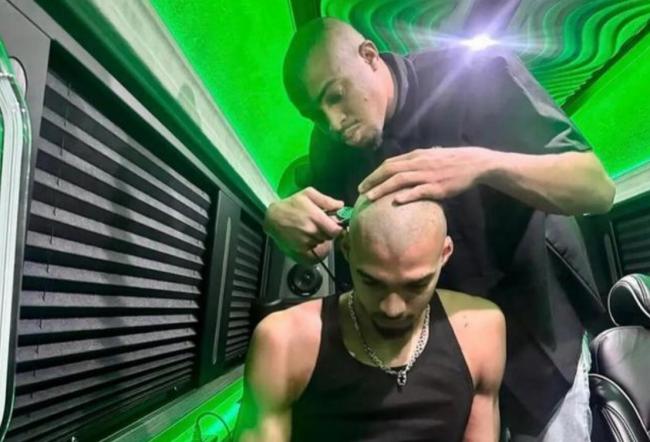 给文班剃头的马刺DJ 成为NBA最佳第六人 给文班剃头的马刺DJ 成为NBA最佳第六人