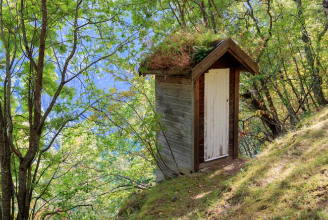 女子野外如厕遇惨剧!困及腰粪水3小时 女子野外如厕遇惨剧!困及腰粪水3小时