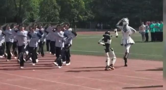 机器人跳舞突然转身 强抱女学生 机器人跳舞突然转身 强抱女学生