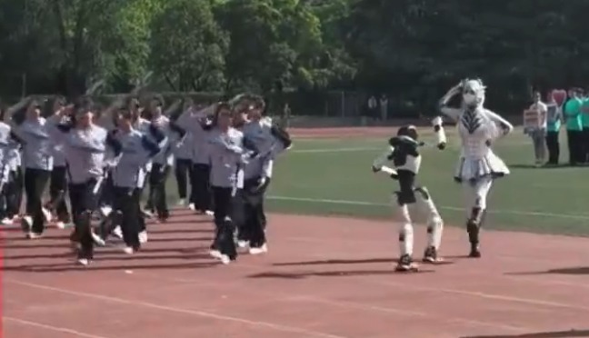 机器人跳舞突然转身 强抱女学生 机器人跳舞突然转身 强抱女学生