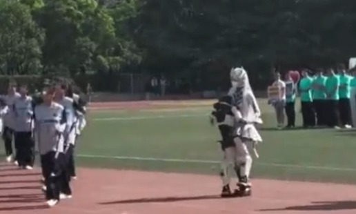 机器人跳舞突然转身 强抱女学生 机器人跳舞突然转身 强抱女学生