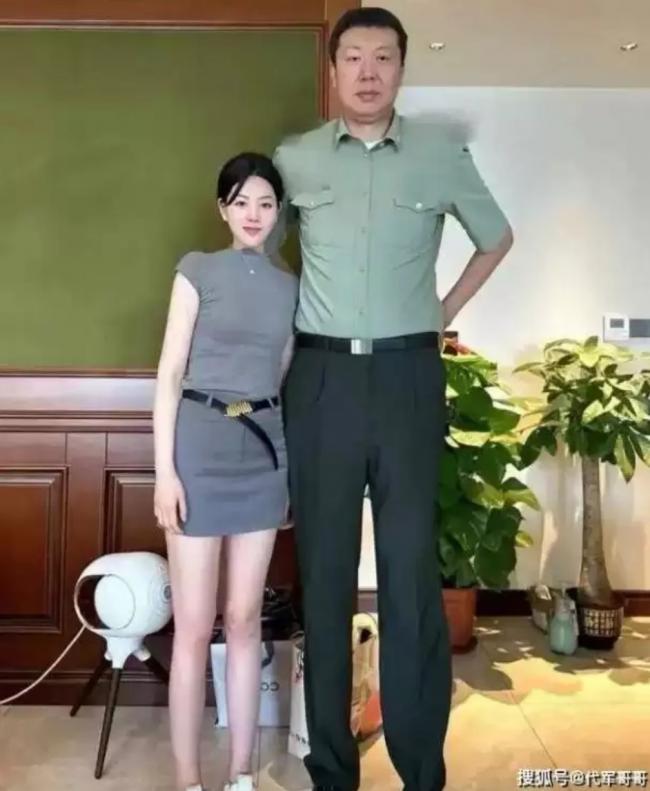 他一婚娶大3岁司令女儿 二婚娶小13岁娇妻 他一婚娶大3岁司令女儿 二婚娶小13岁娇妻