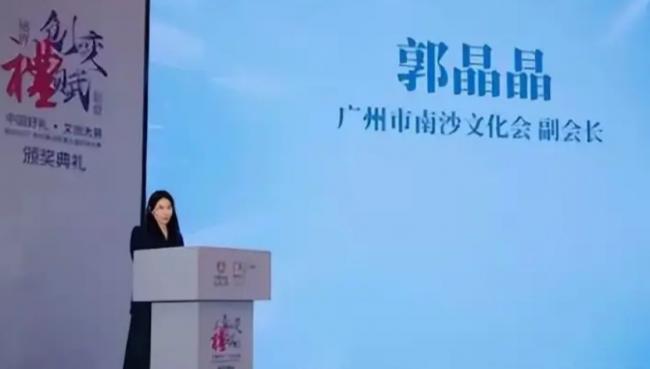 44岁郭晶晶穿西装套裙戴眼镜 解锁新身份 44岁郭晶晶穿西装套裙戴眼镜 解锁新身份