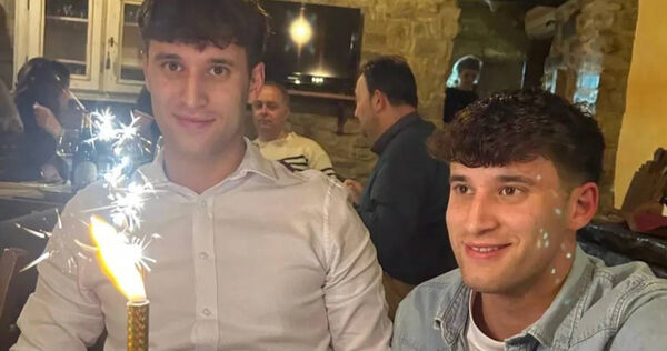 22岁双胞胎兄弟触电亡 被发现时“仍紧紧相拥” 22岁双胞胎兄弟触电亡 被发现时“仍紧紧相拥”