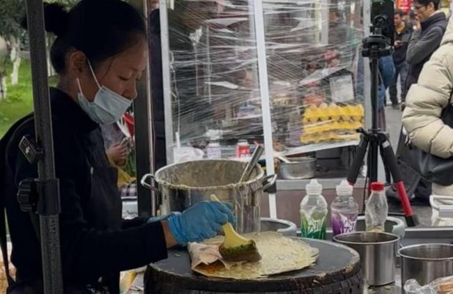 女老板摊位被挡后获全网撑腰 销售额暴涨3倍 女老板摊位被挡后获全网撑腰 销售额暴涨3倍