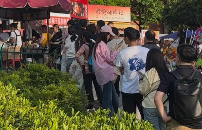 女老板摊位被挡后获全网撑腰 销售额暴涨3倍 女老板摊位被挡后获全网撑腰 销售额暴涨3倍