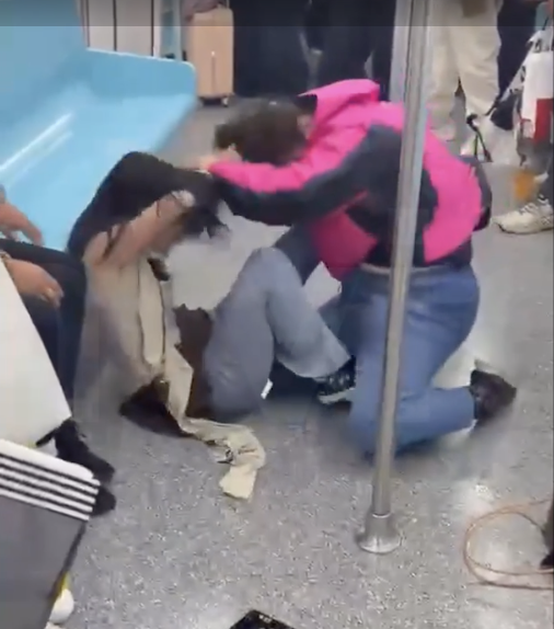 32岁女子与66岁妇人在上海地铁互殴 结果惨了 32岁女子与66岁妇人在上海地铁互殴 结果惨了