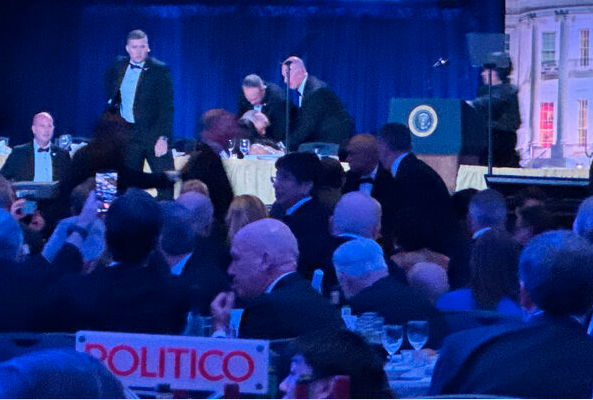 白宫枪击现场撤离曝光:他第一个离开 川普摔跤 白宫枪击现场撤离曝光:他第一个离开 川普摔跤