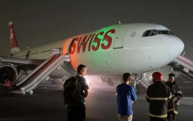 飞机起飞前突然爆炸巨响 232名乘客惊慌撤离 飞机起飞前突然爆炸巨响 232名乘客惊慌撤离