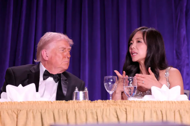 枪击案发生时,坐在川普旁边的华裔女记者是谁? 枪击案发生时,坐在川普旁边的华裔女记者是谁?