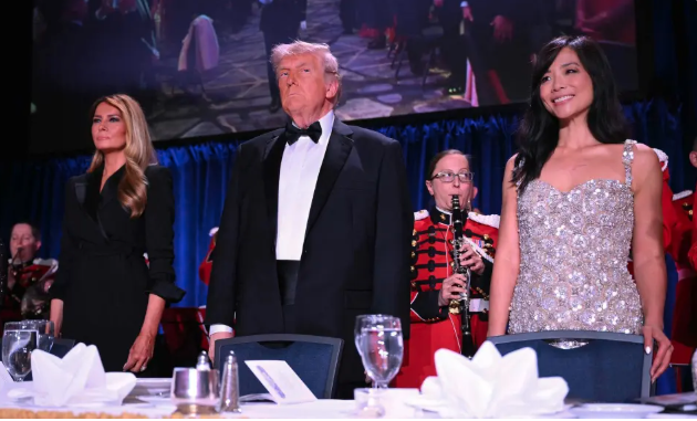 枪击案发生时,坐在川普旁边的华裔女记者是谁? 枪击案发生时,坐在川普旁边的华裔女记者是谁?