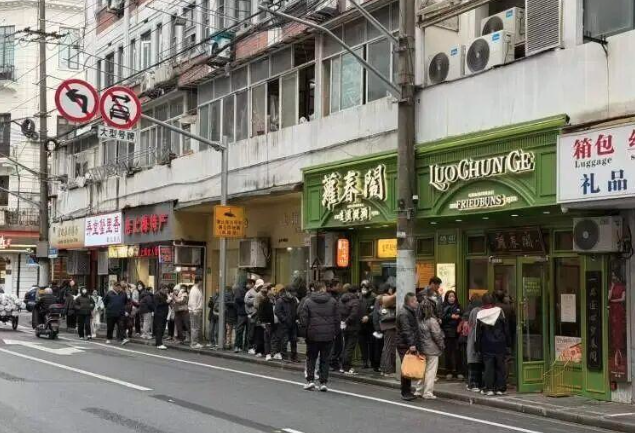 上海老牌餐厅语出惊人“挡住隔壁商户她会报警” 上海老牌餐厅语出惊人“挡住隔壁商户她会报警”
