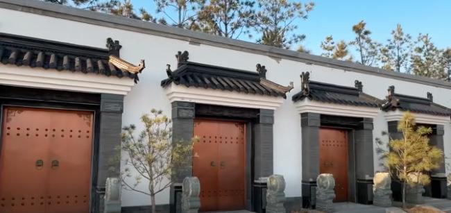 一座200万!吉林惊现豪华两层“住宅式”墓地 一座200万!吉林惊现豪华两层“住宅式”墓地