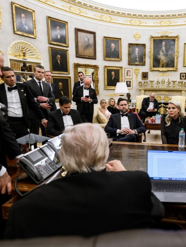 川普遭遇枪击后...白宫发言人晒多张幕后照 川普遭遇枪击后...白宫发言人晒多张幕后照