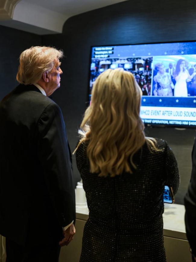 川普遭遇枪击后...白宫发言人晒多张幕后照 川普遭遇枪击后...白宫发言人晒多张幕后照