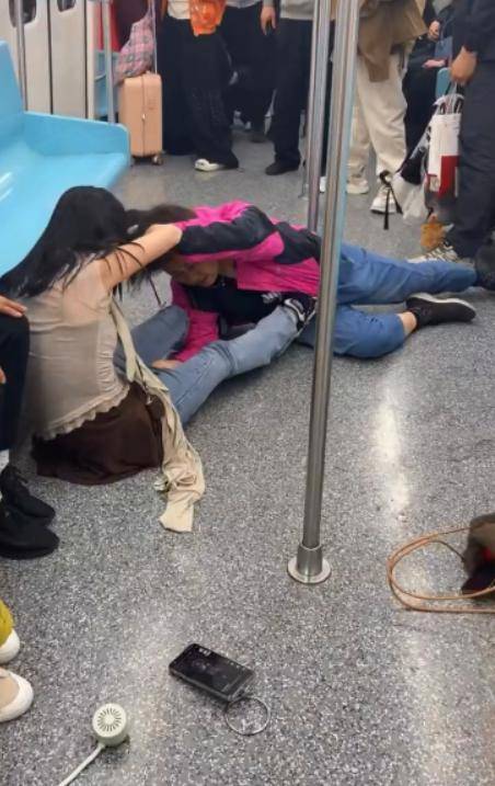 上海两女子地铁打架原视频曝光 老人太无理 上海两女子地铁打架原视频曝光 老人太无理