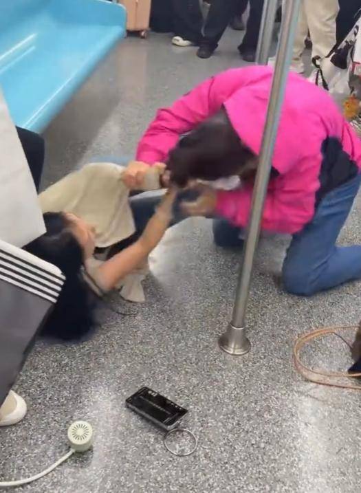 上海两女子地铁打架原视频曝光 老人太无理 上海两女子地铁打架原视频曝光 老人太无理