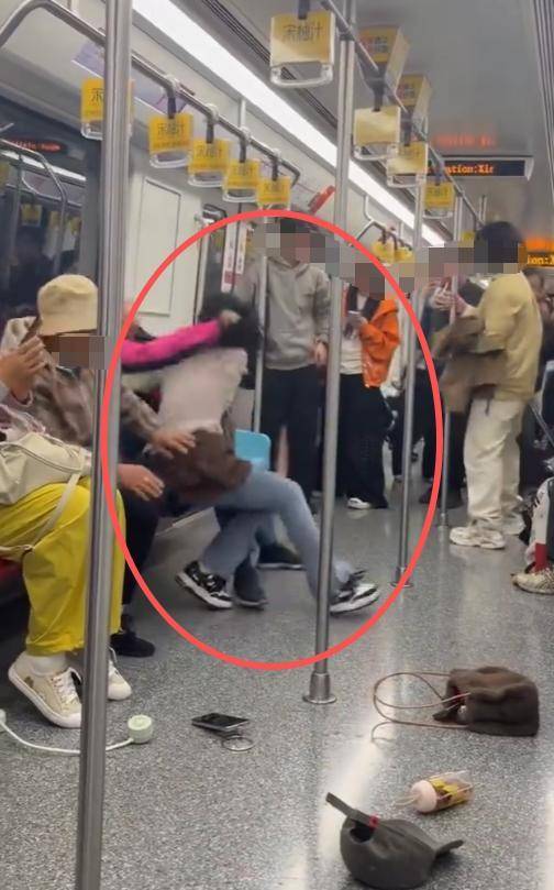 上海两女子地铁打架原视频曝光 老人太无理 上海两女子地铁打架原视频曝光 老人太无理